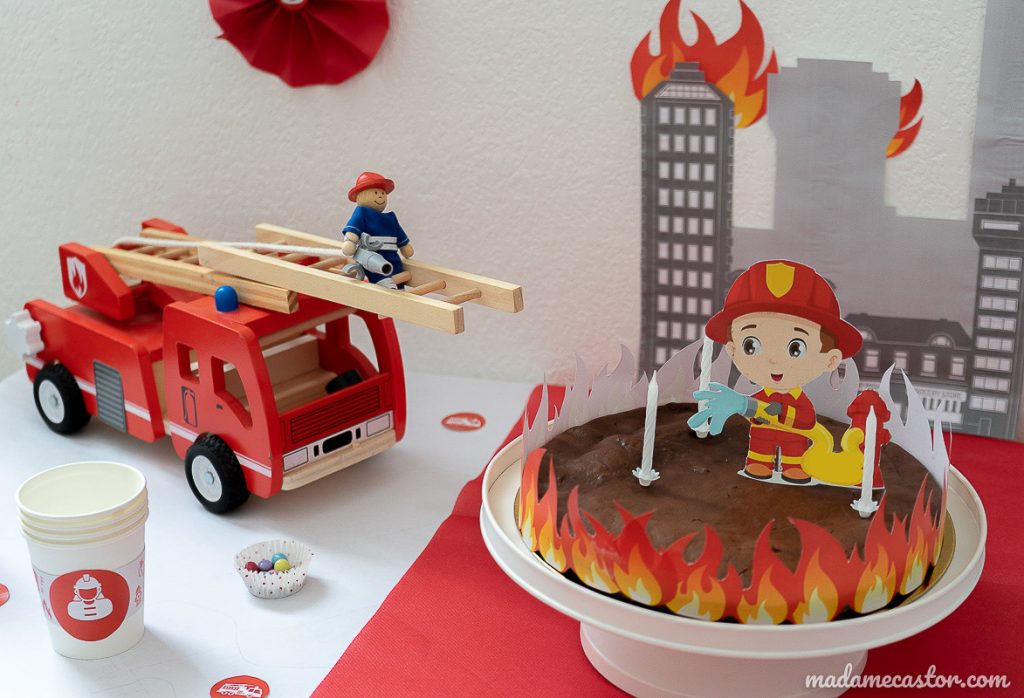 Un gâteau camion de pompier pour les 3 ans de Caillou - Une araignée au  plafond!